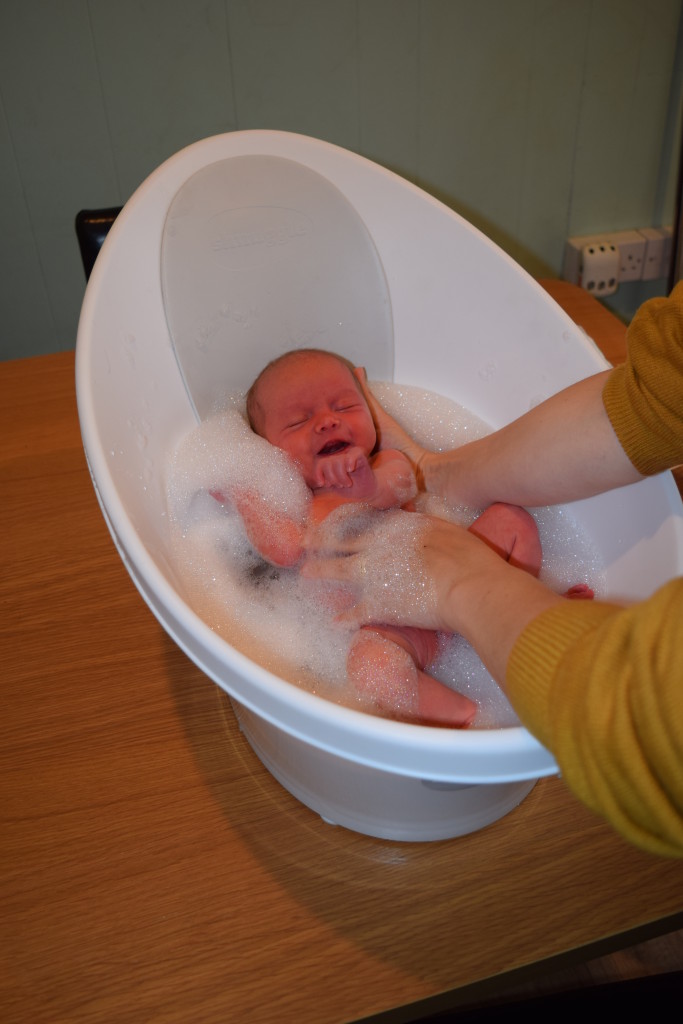 How Many Times A Week Should You Bathe A Baby : How to Bathe Your Baby Safely - Summer Infant baby products : You'll need a bowl of warm water, a towel, cotton wool, a fresh.